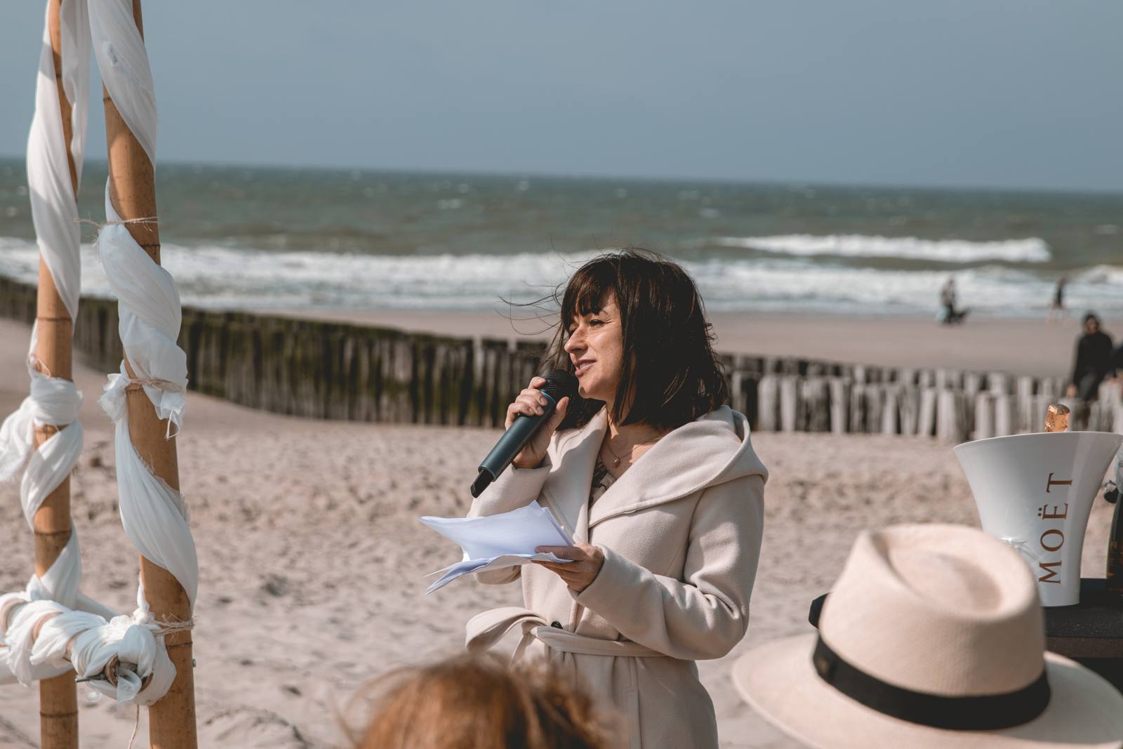 Angelika Behling hält eine freie Trauung am Strand an der Ostsee